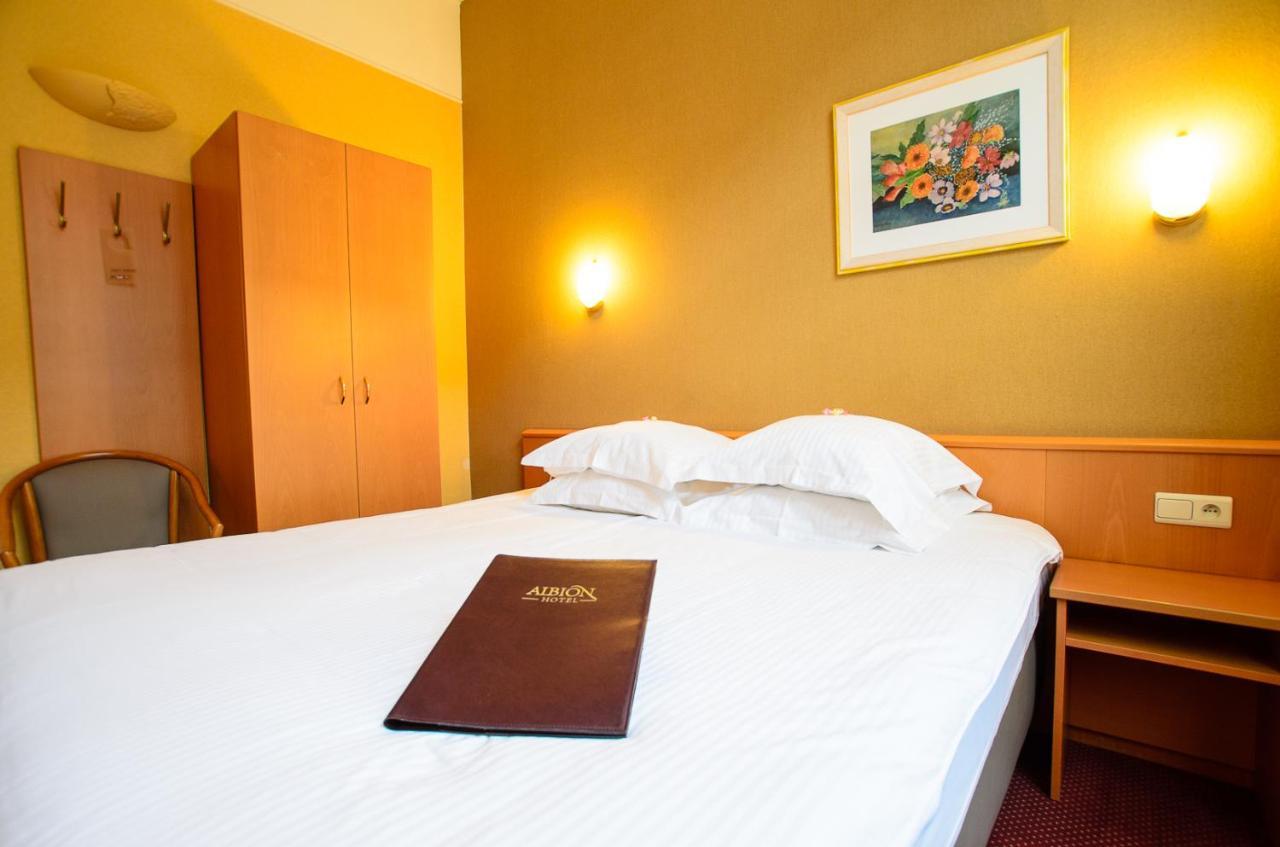 Albion Hotel Ieper Bagian luar foto