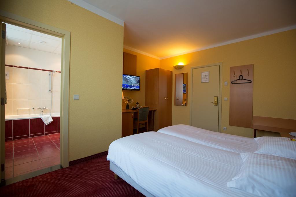 Albion Hotel Ieper Ruang foto