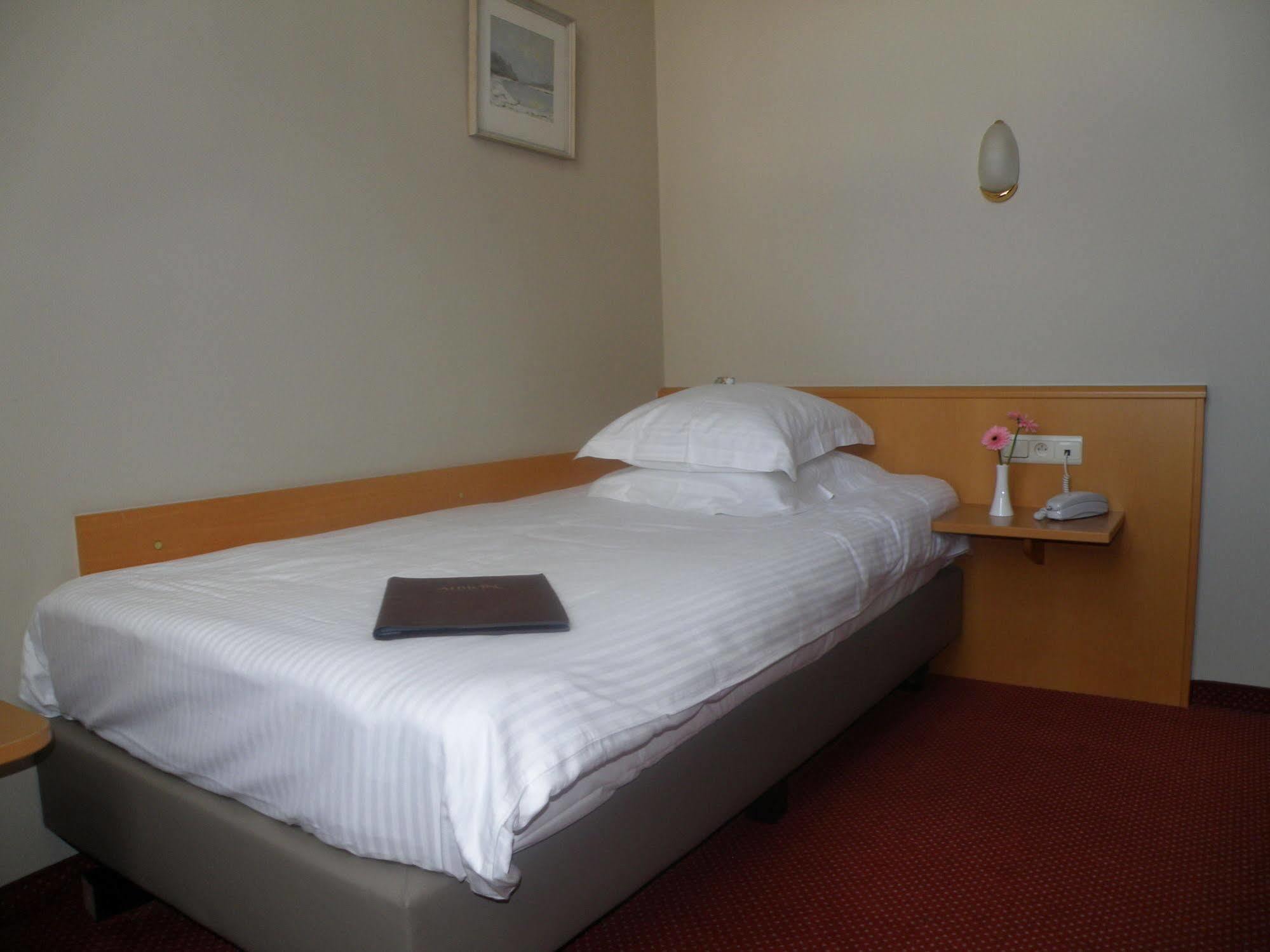 Albion Hotel Ieper Bagian luar foto