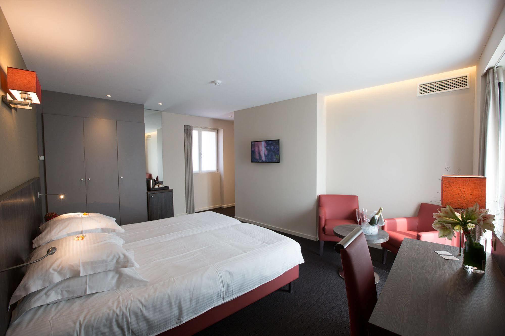 Albion Hotel Ieper Bagian luar foto