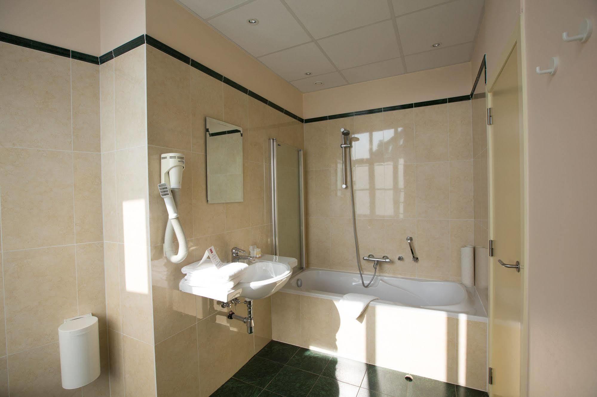 Albion Hotel Ieper Bagian luar foto