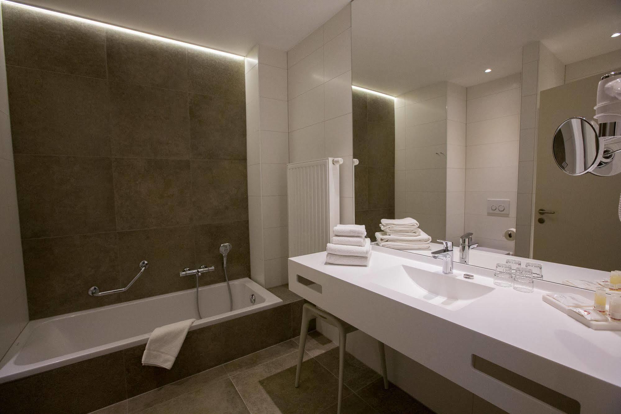Albion Hotel Ieper Bagian luar foto