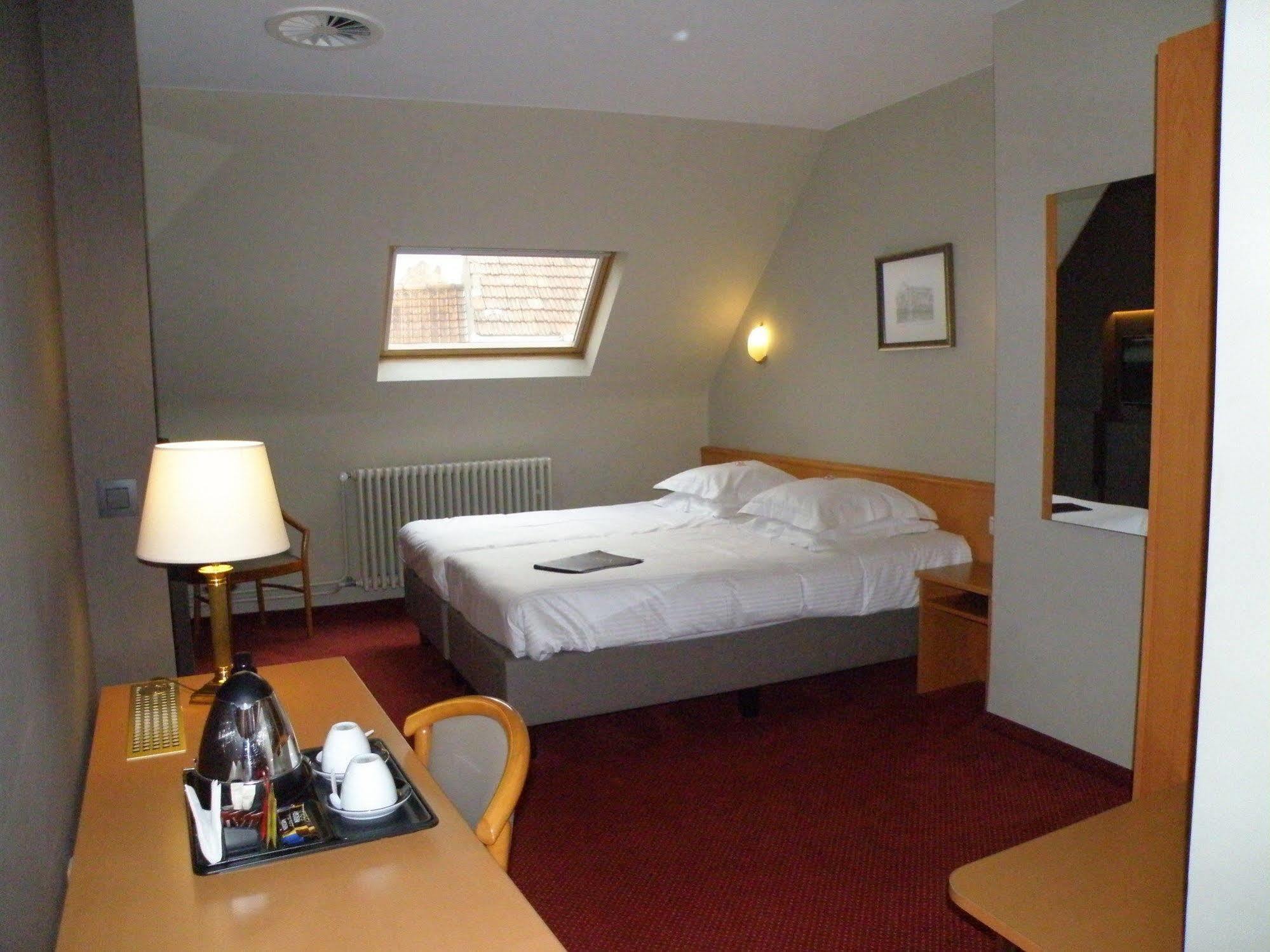 Albion Hotel Ieper Bagian luar foto